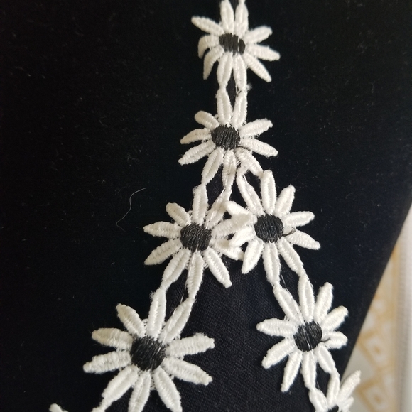 Foreign Exchange Daisy Top - Picture 3 of 4